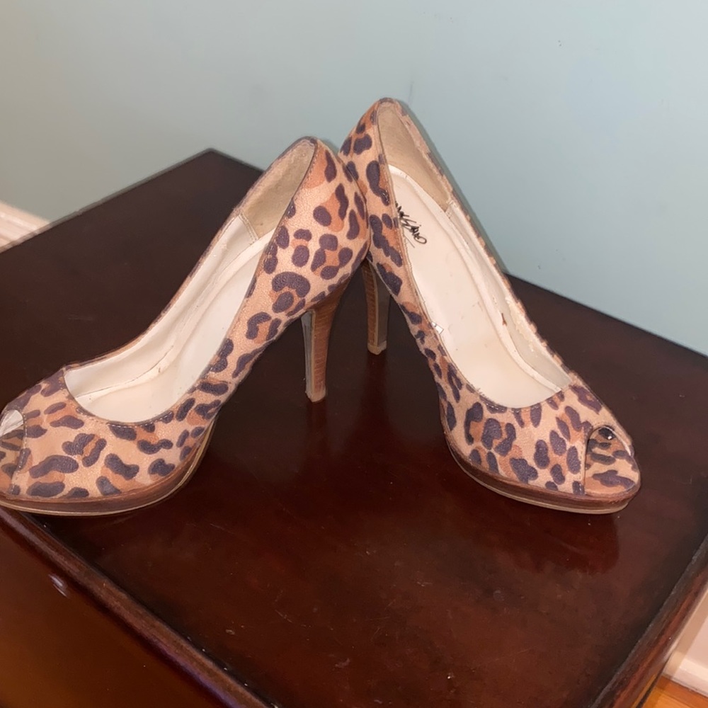 Size 7 Mossimo Cheetah print peep toe heels